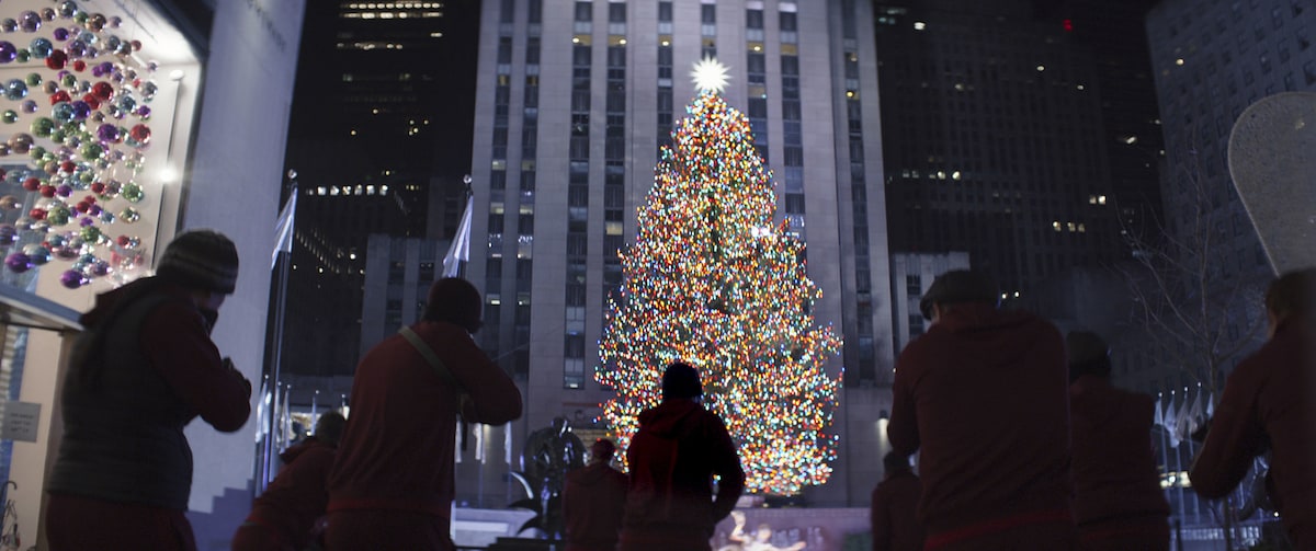 「ホークアイ」より、ラストバトルの舞台となるロックフェラーセンターの巨大クリスマスツリー。