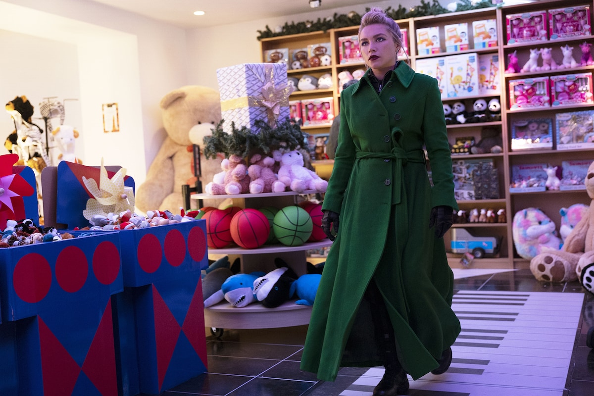 おもちゃ屋の巨大ピアノの上を歩くエレーナ。