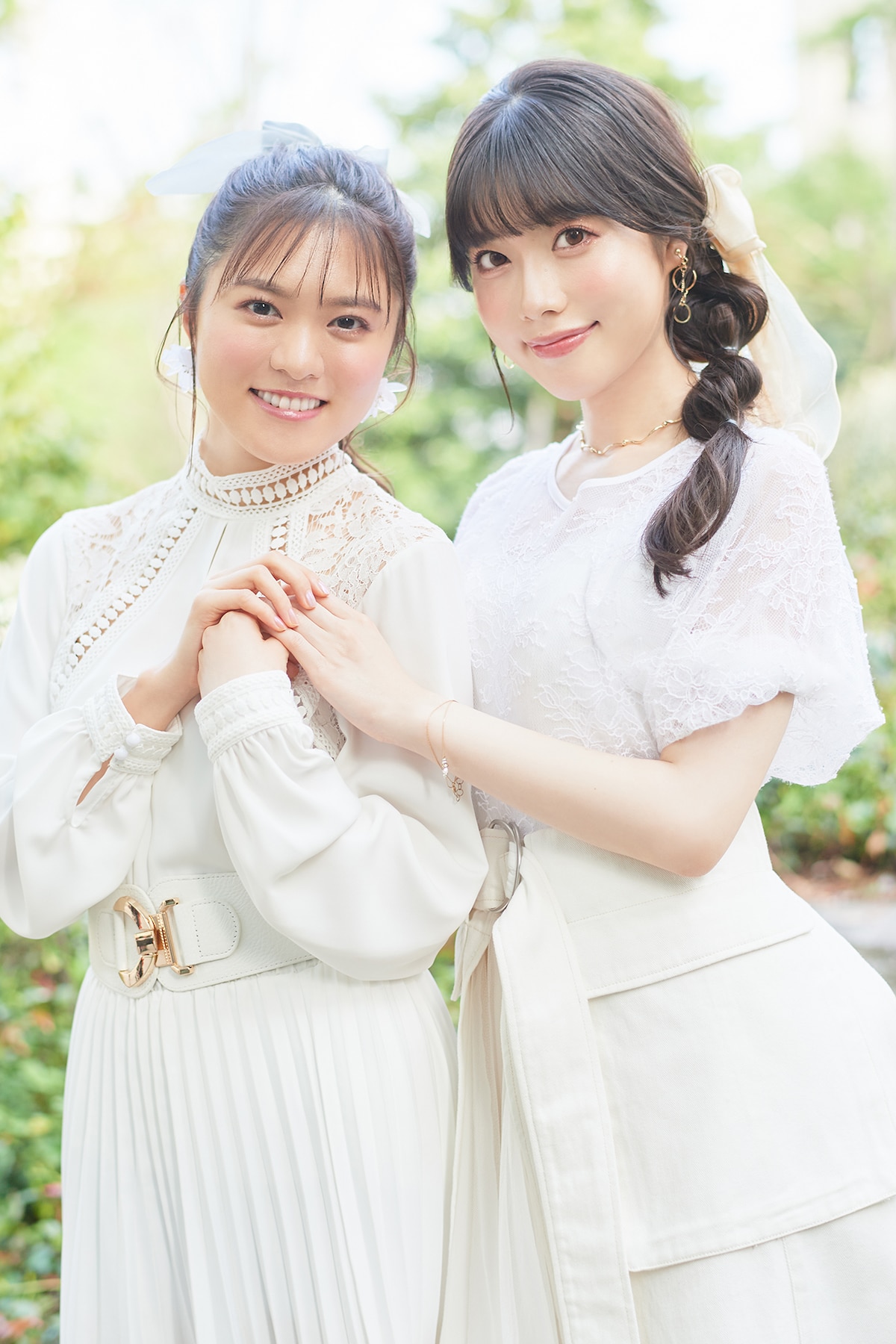 左から堀内まり菜、礒部花凜。