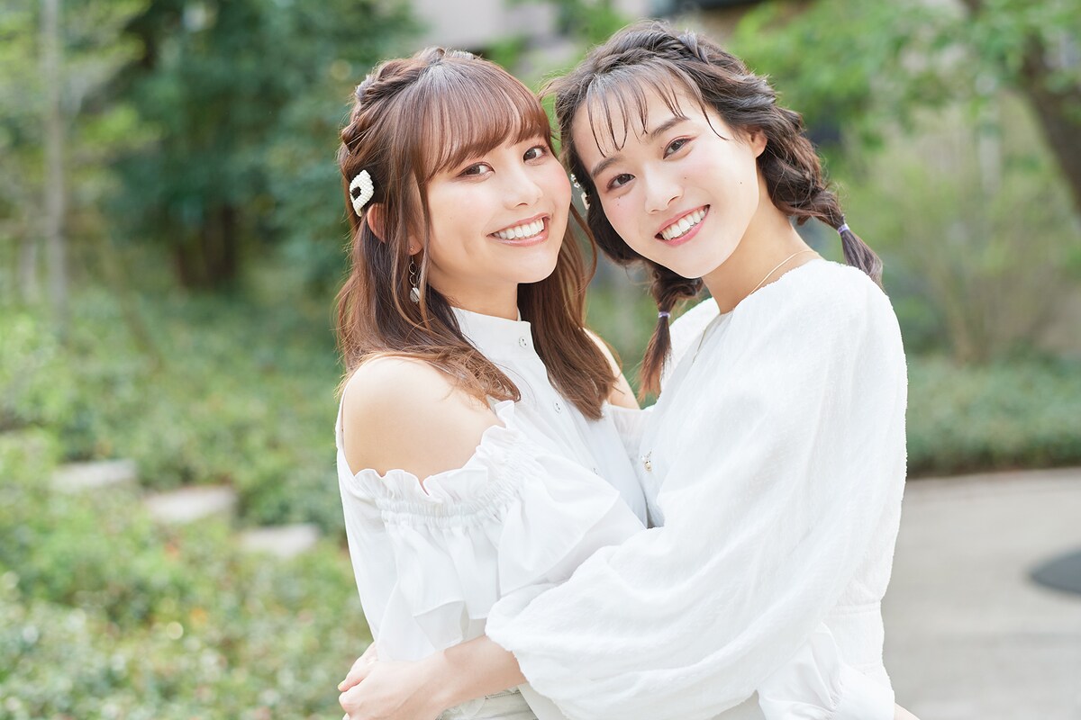 左から吉武千颯、熊田茜音。