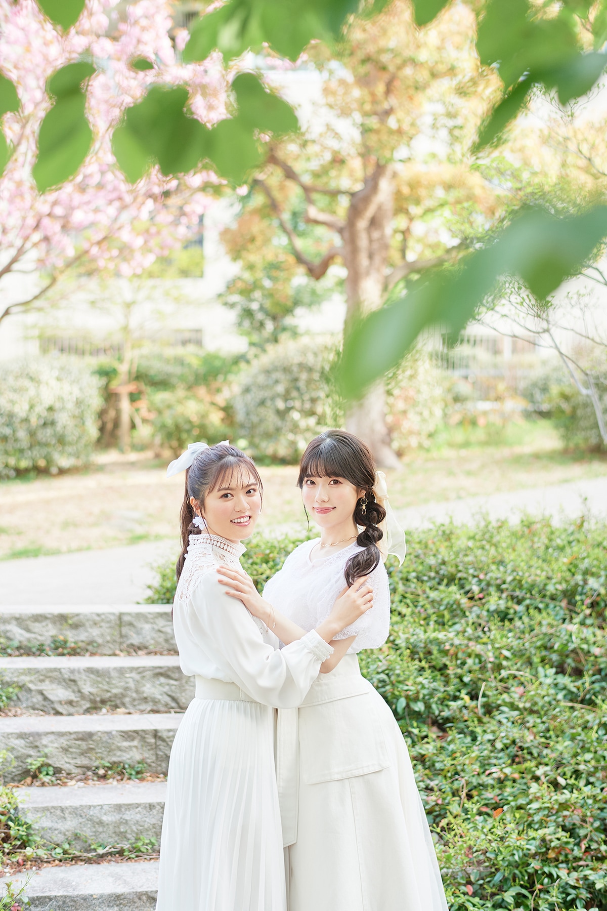 左から堀内まり菜、礒部花凜。