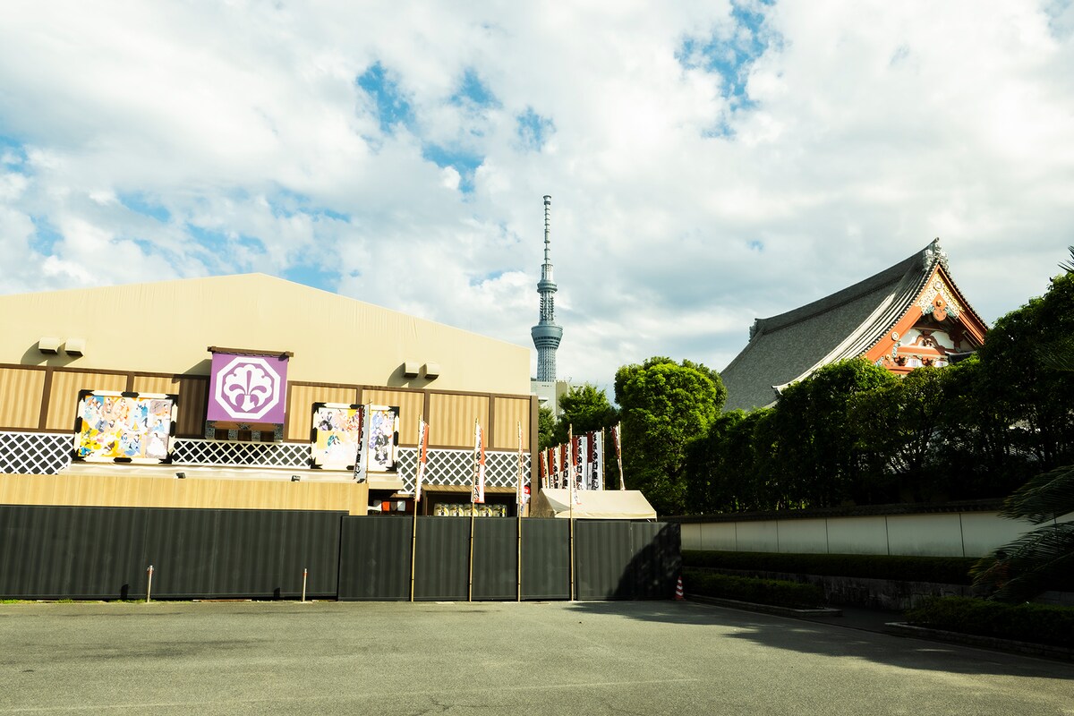 一眼レフで撮影した平成中村座の外観。スカイツリーや浅草寺も入って浅草感バッチリ。