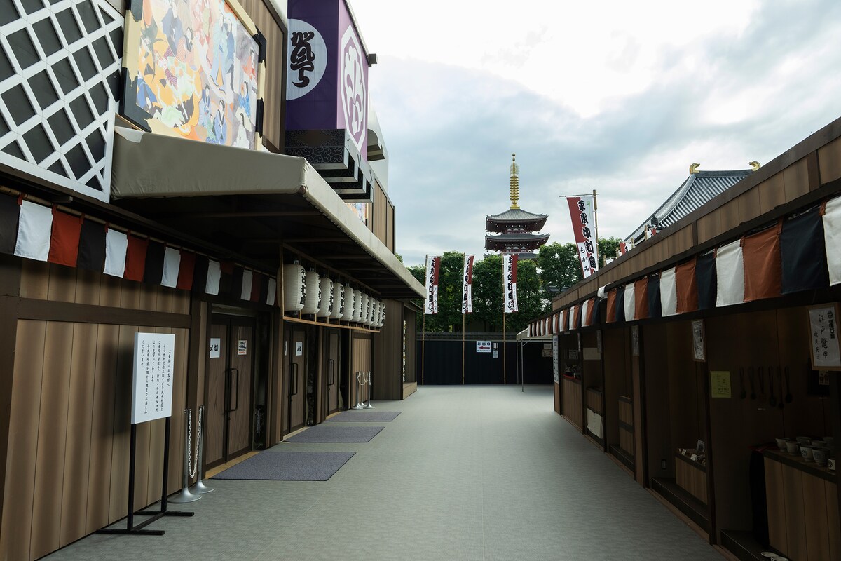 一眼レフで撮影した平成中村座の扉前。