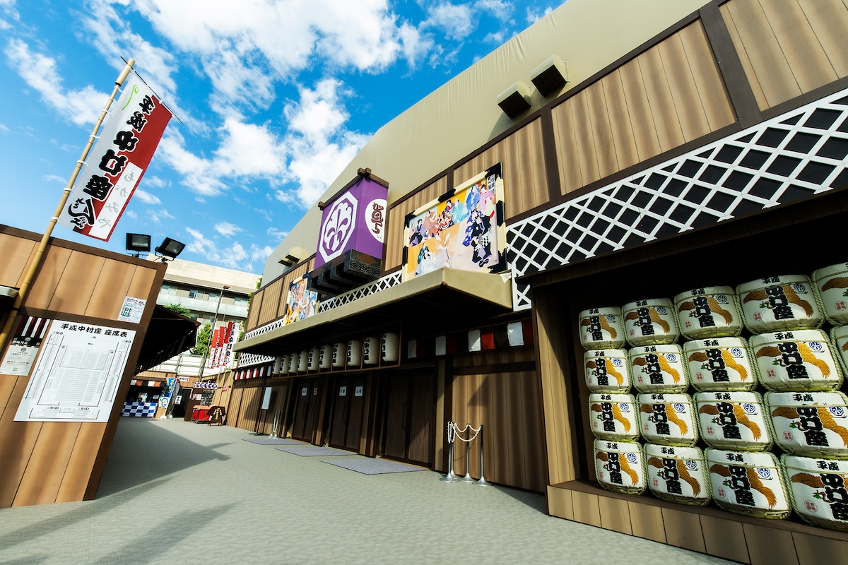 一眼レフで撮影した平成中村座の扉前。