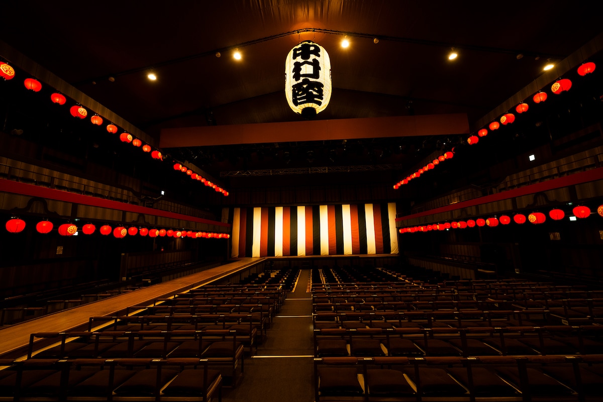 一眼レフで撮影した平成中村座の1階。