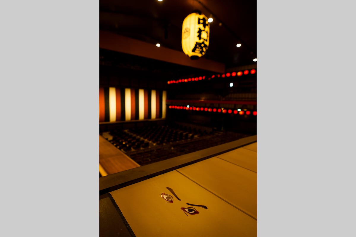 一眼レフで2階下手奥から撮影した平成中村座。あ!こんなところにも勘三郎の目が!