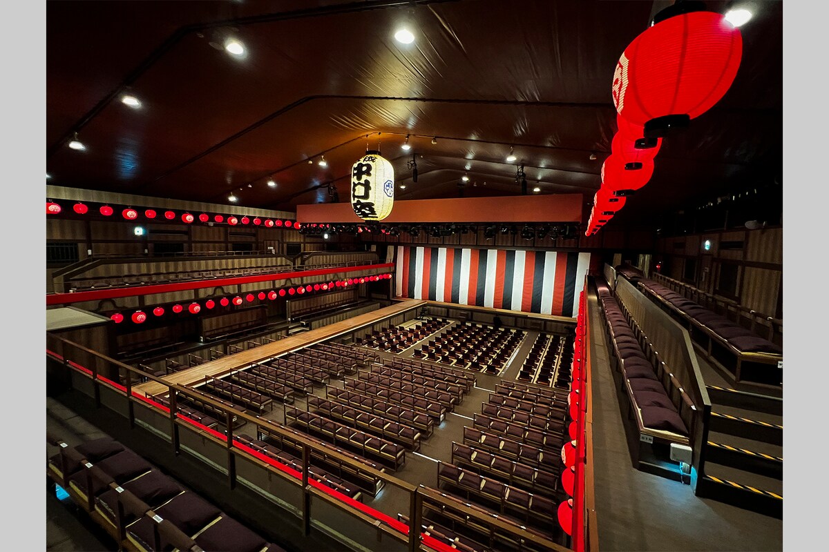 iPhoneで2階上手奥から撮影した平成中村座。