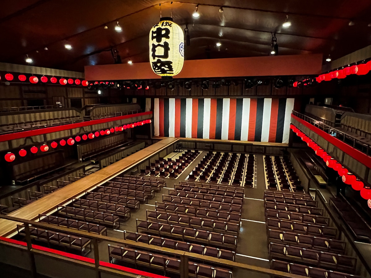 2階からiPhoneで平成中村座の全体を撮影。カラーだとこんな印象。