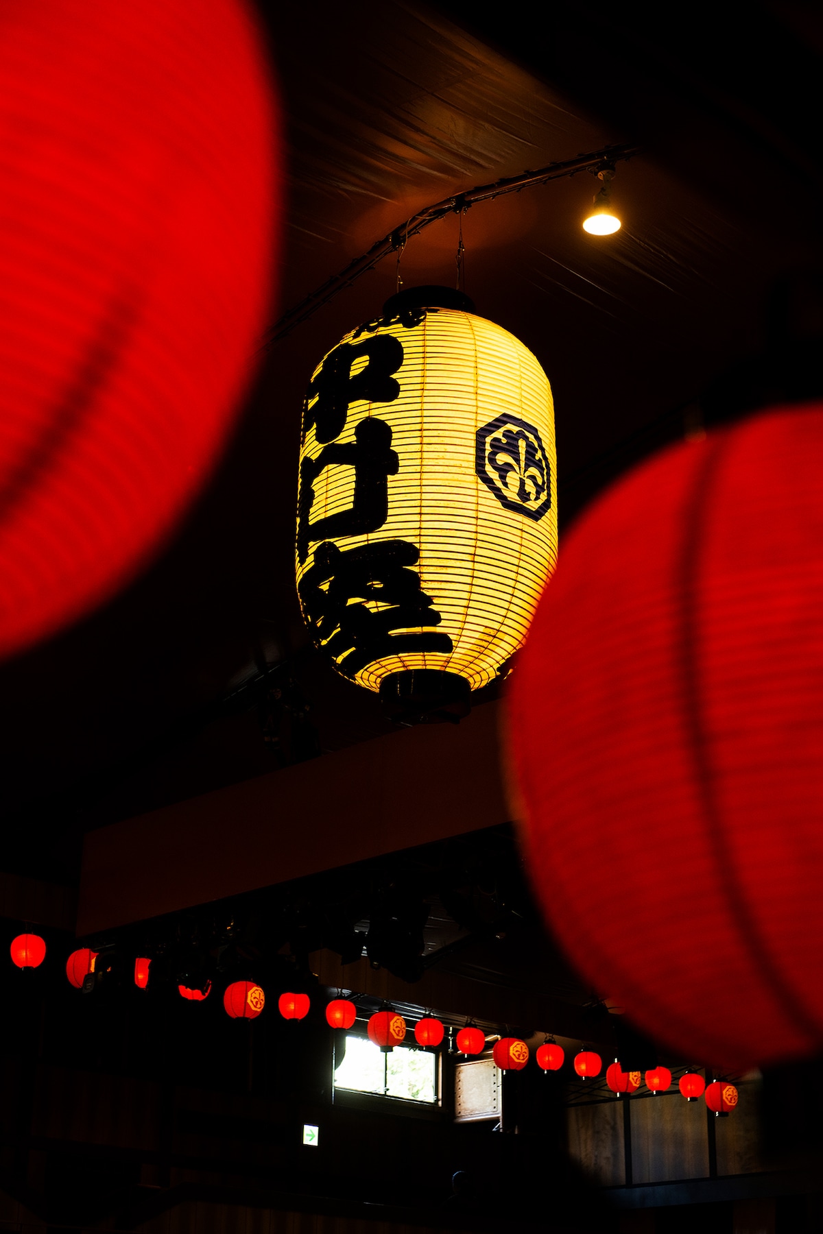 赤い提灯越しで捉えた平成中村座の大提灯。迫力が伝わってくる。