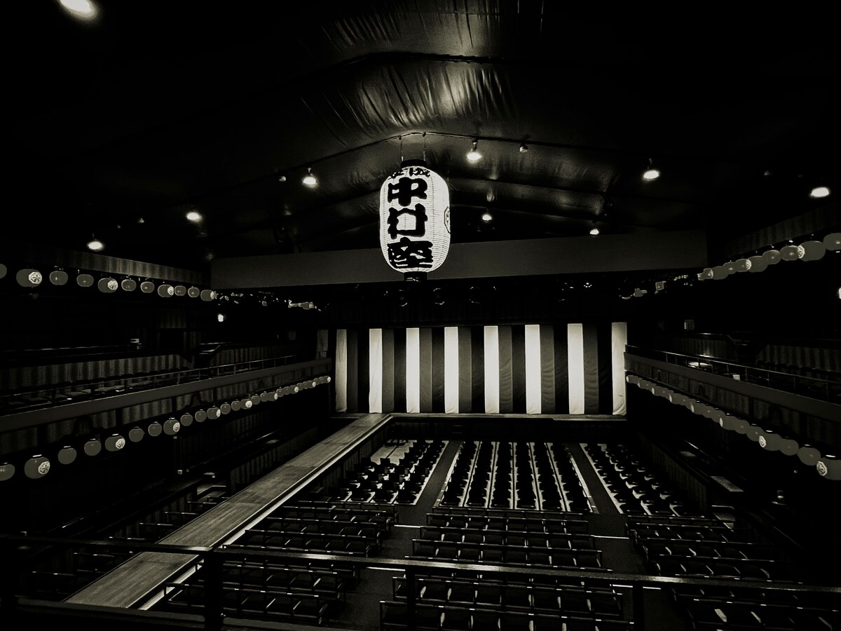 2階からiPhoneで平成中村座の全体を撮影。フィルター機能でモノクロにしてみた。