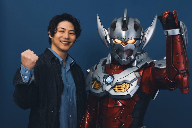 左から青柳尊哉、TARO SUIT。