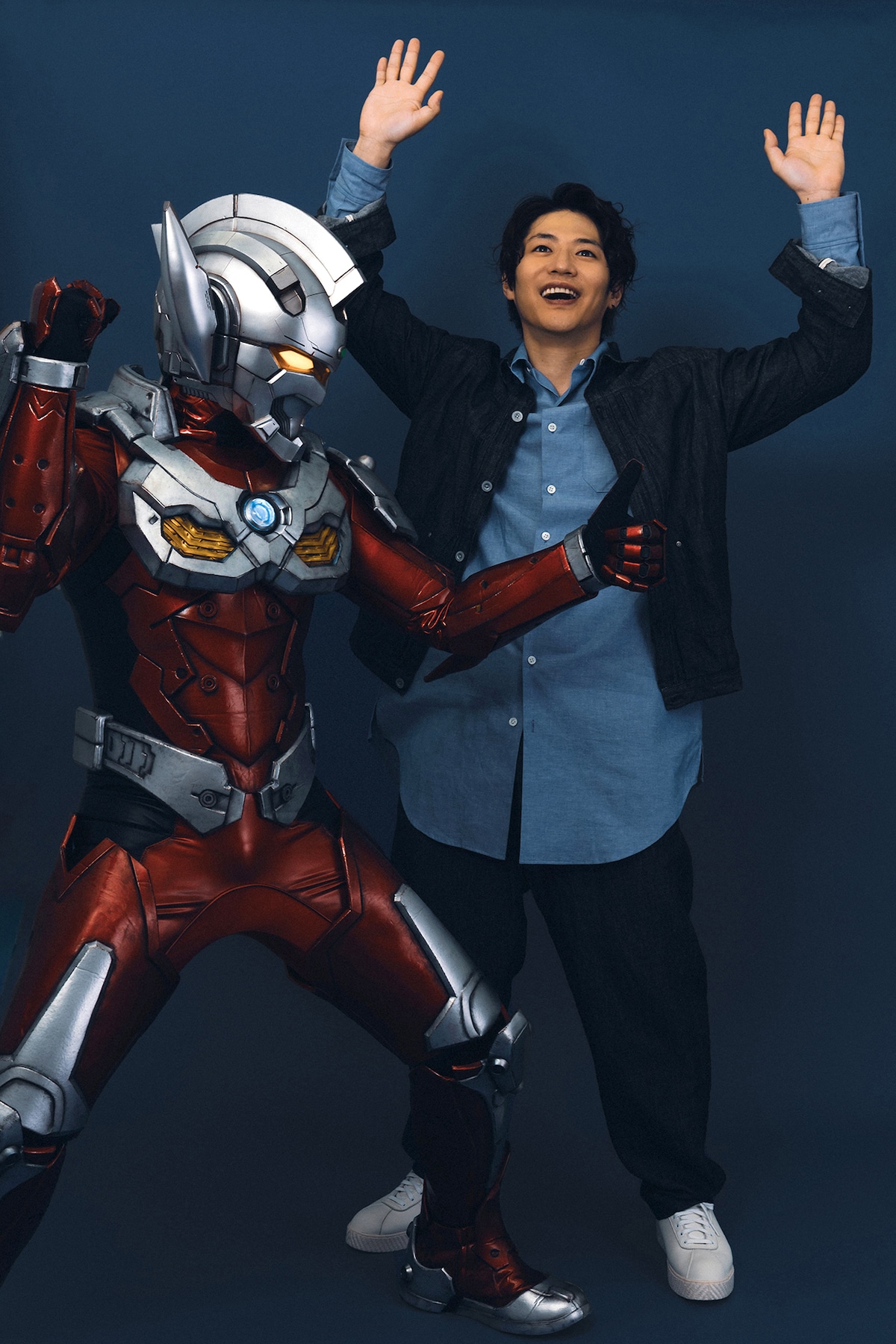 TARO SUITに祝福される青柳尊哉。