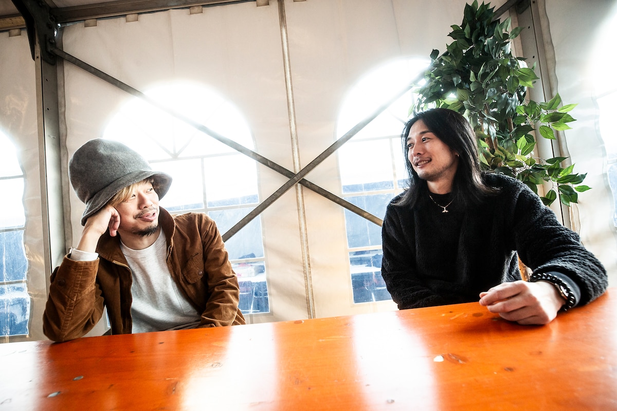 左からTAKUMA（10-FEET）、猪狩秀平（HEY-SMITH）。