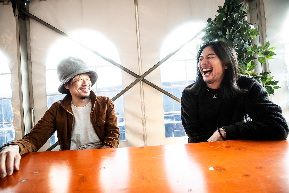 左からTAKUMA（10-FEET）、猪狩秀平（HEY-SMITH）。