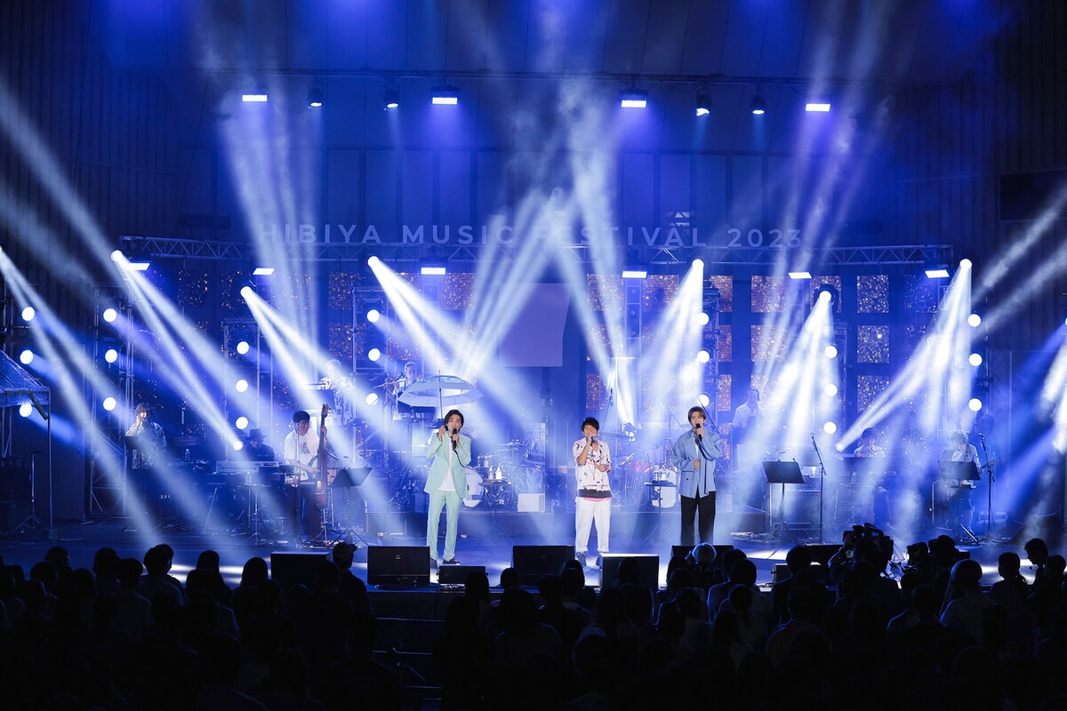 桜井和寿と日比谷ブロードウェイのコラボの様子。2023年の「日比谷音楽祭」より。