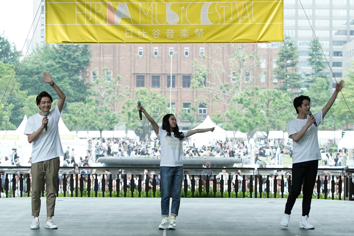 日比谷ブロードウェイ（左から井上芳雄、屋比久知奈、田代万里生）のステージの様子。2019年の「日比谷音楽祭」より。