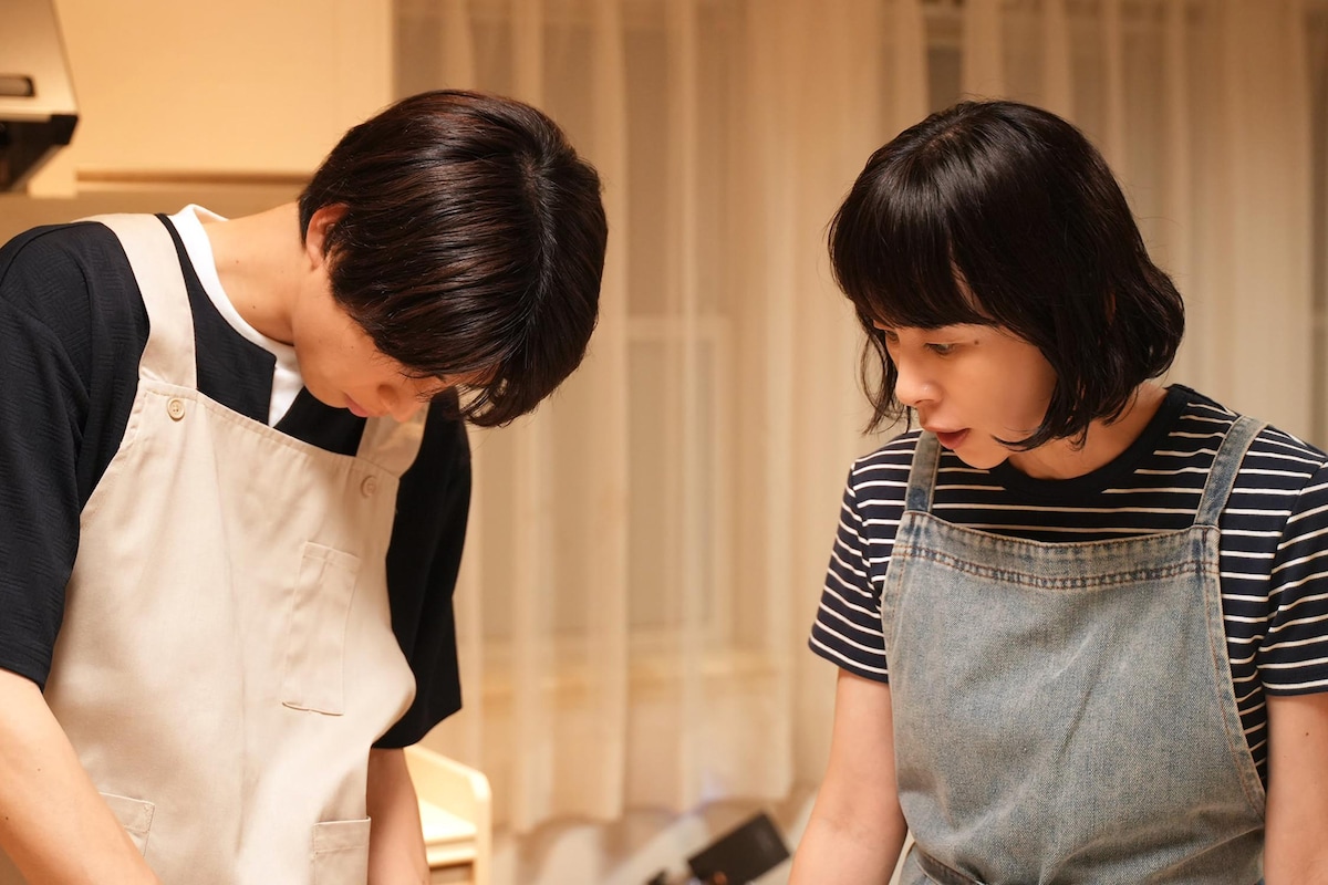 中沢演じる航平と西田尚美演じる航平の母。自宅で料理教室を開いている母から、航平は太一が好きなハンバーグの作り方を習う。©「ひだまりが聴こえる」製作委員会