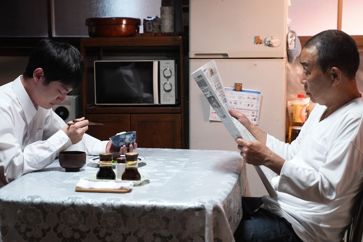 小林演じる中学生時代の太一と、でんでん演じる太一の祖父。太一は両親の離婚を機に、祖父と一緒に暮らすこととなる。そんな太一の誕生日に、祖父はハンバーグを振る舞う。ハンバーグは真っ黒に焦げていたが、太一は泣きながらそれを味わうのだった。©「ひだまりが聴こえる」製作委員会