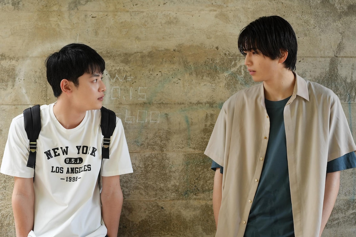 高架下で雨宿りをする航平と太一。航平は太一に心情を吐露する。©「ひだまりが聴こえる」製作委員会