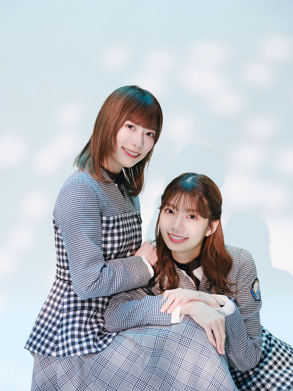 左から東村芽依、高本彩花。