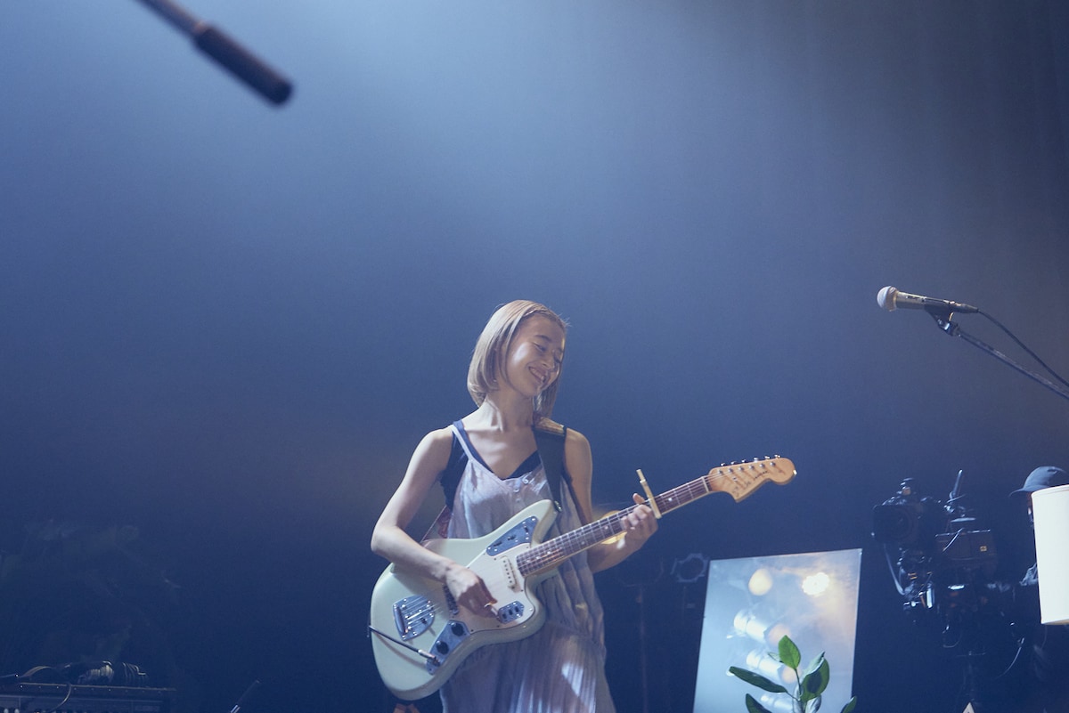 塩塚モエカ（Vo, G）（Photo by Yuki Kawashima）