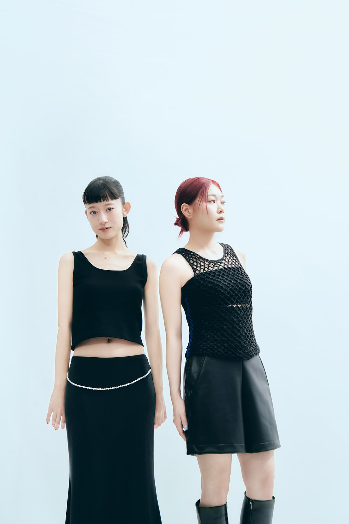 左から塩塚モエカ（Vo, G）、河西ゆりか（B）。