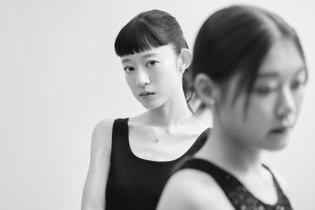 左から塩塚モエカ（Vo, G）、河西ゆりか（B）。