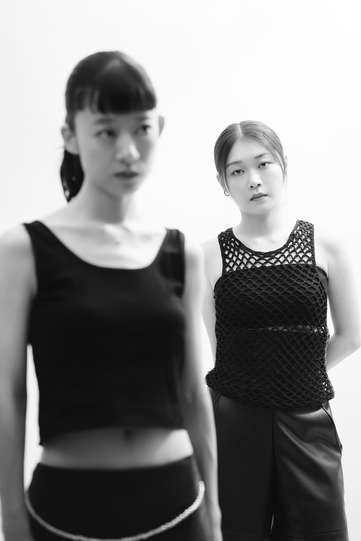 左から塩塚モエカ（Vo, G）、河西ゆりか（B）。