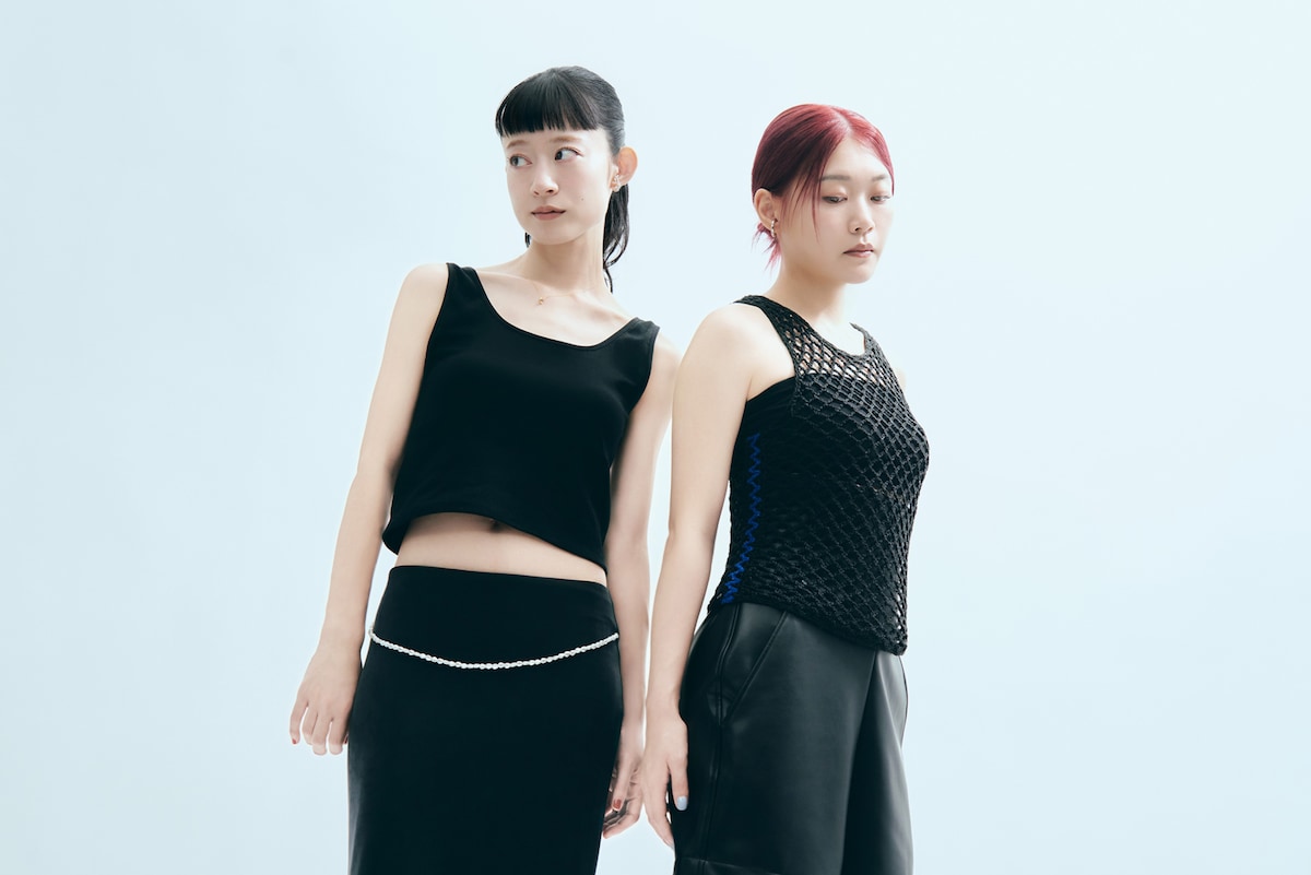 左から塩塚モエカ(Vo, G)、河西ゆりか(B)。