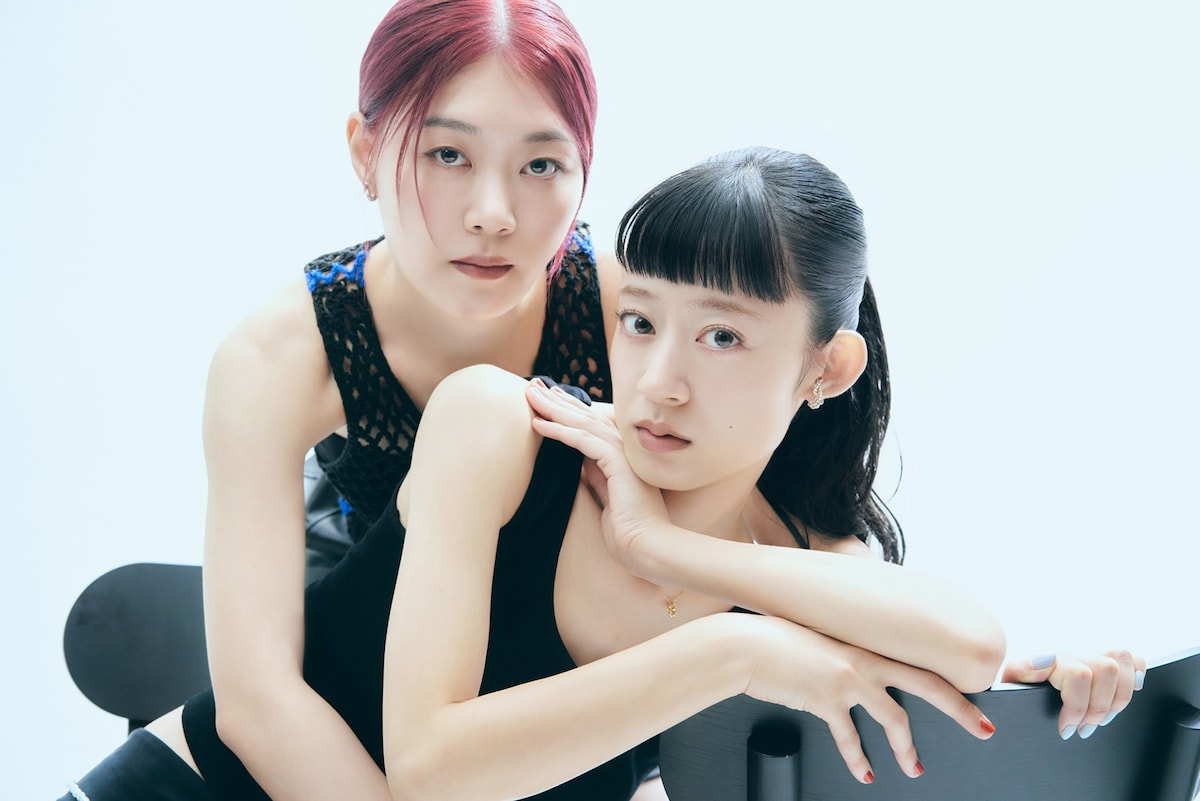 左から河西ゆりか（B）、塩塚モエカ（Vo, G）。