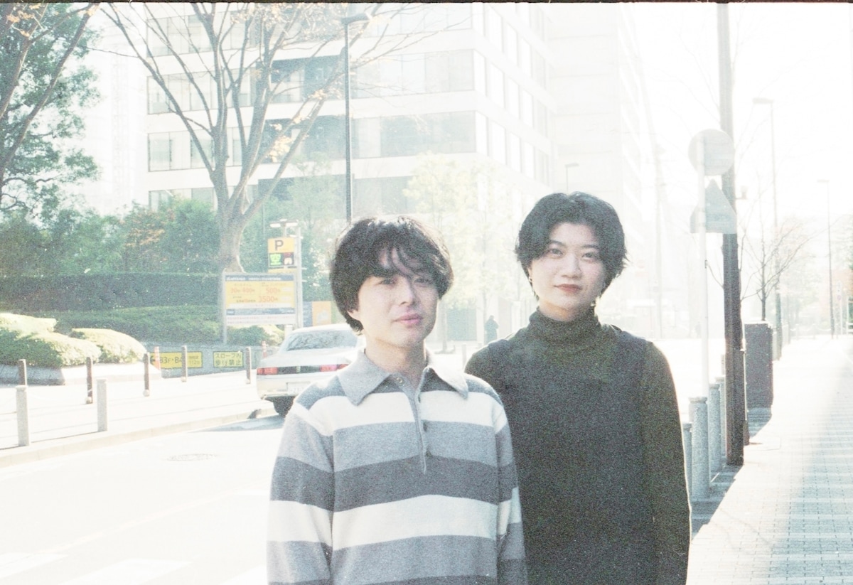 左から福富優樹（G）、畳野彩加（Vo, G）。