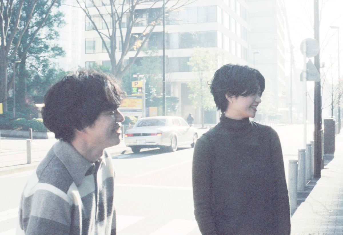 左から福富優樹（G）、畳野彩加（Vo, G）。