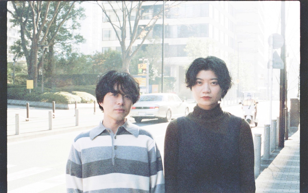 左から福富優樹（G）、畳野彩加（Vo, G）。