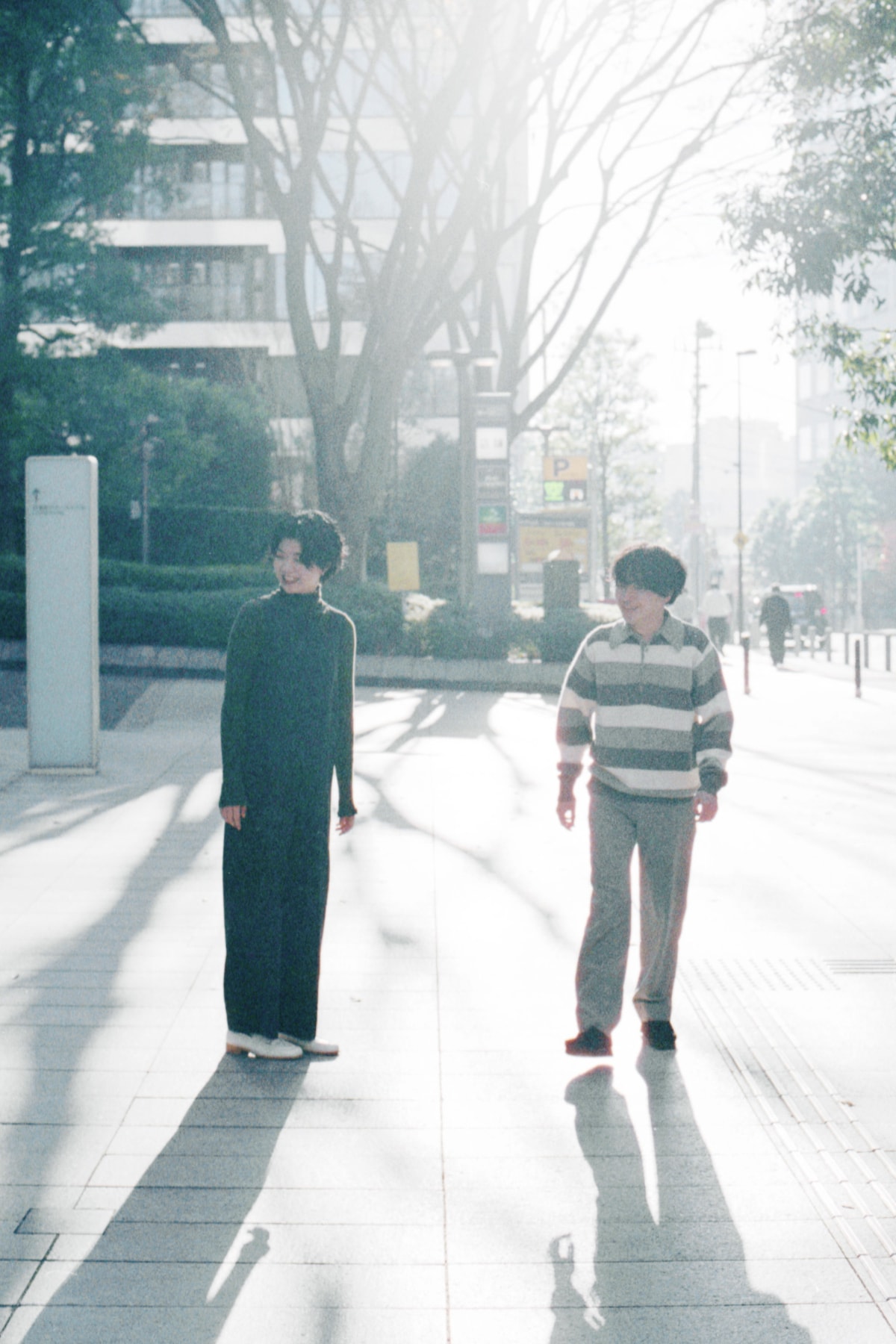 左から畳野彩加（Vo, G）、福富優樹（G）。