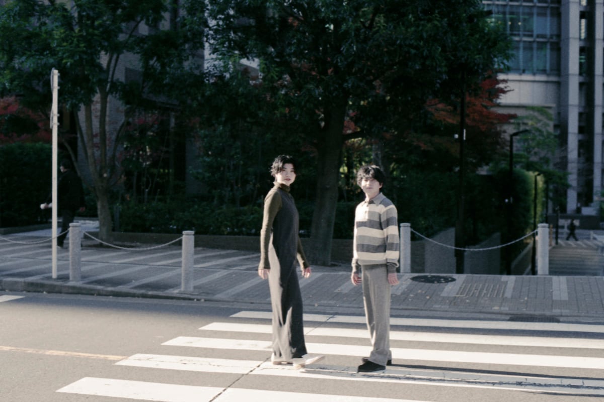 左から畳野彩加（Vo, G）、福富優樹（G）。