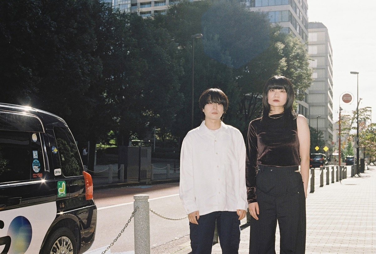 左から福富優樹（G）、畳野彩加（Vo, G）。