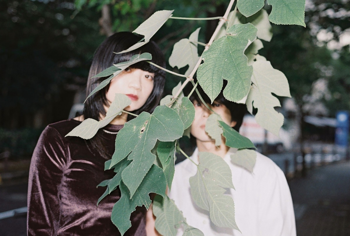 左から畳野彩加（Vo, G）、福富優樹（G）。