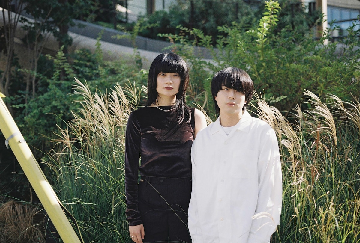 左から畳野彩加（Vo, G）、福富優樹（G）。