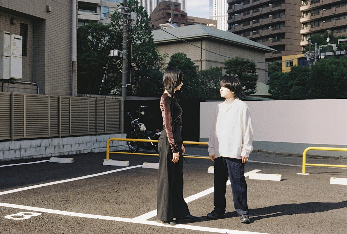 左から畳野彩加(Vo, G)、福富優樹(G)。