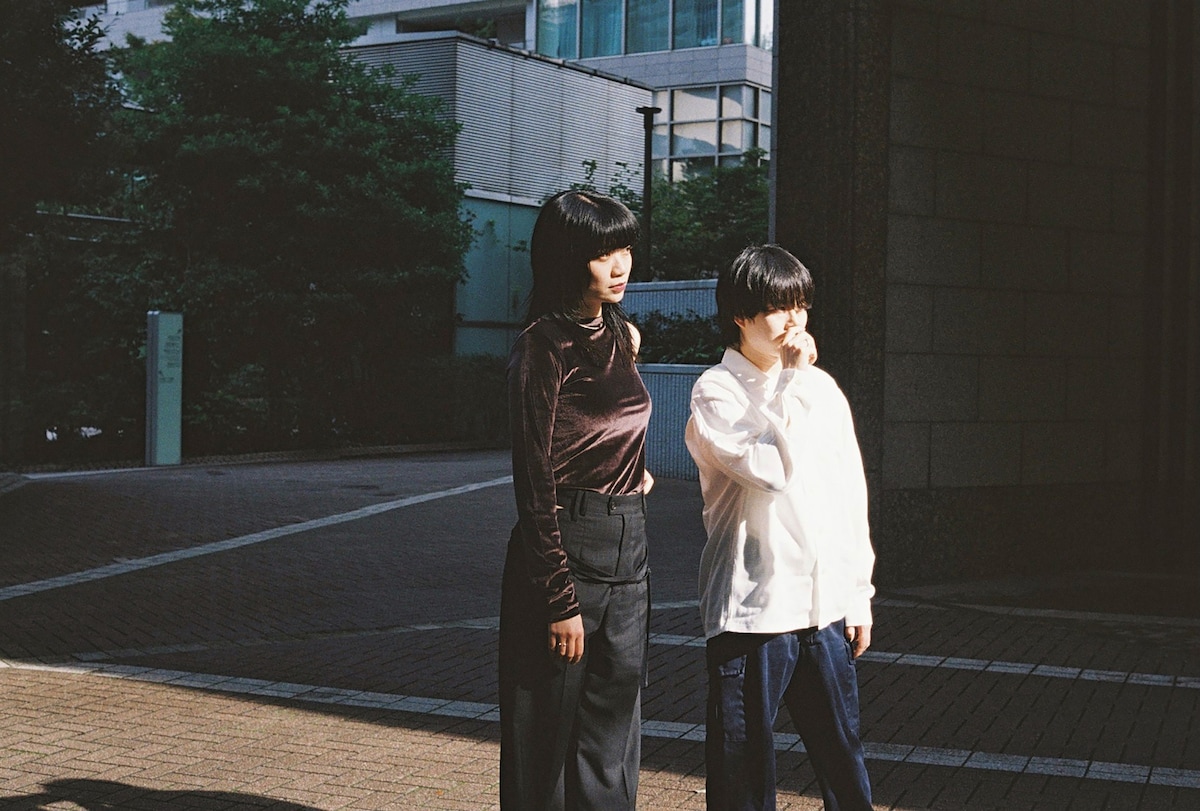 左から畳野彩加(Vo, G)、福富優樹(G)。