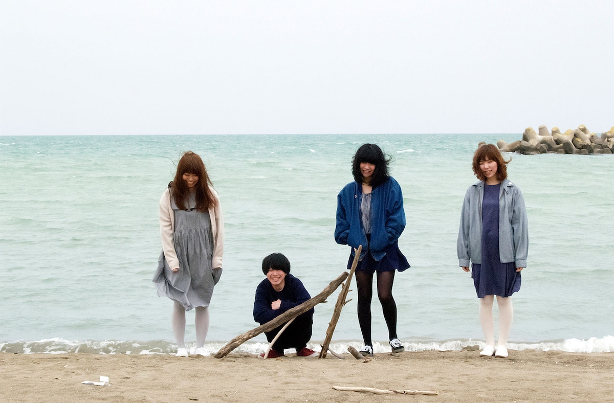 畳野彩加と福富優樹の地元で撮影された「HURTS」リリース時のアーティスト写真。