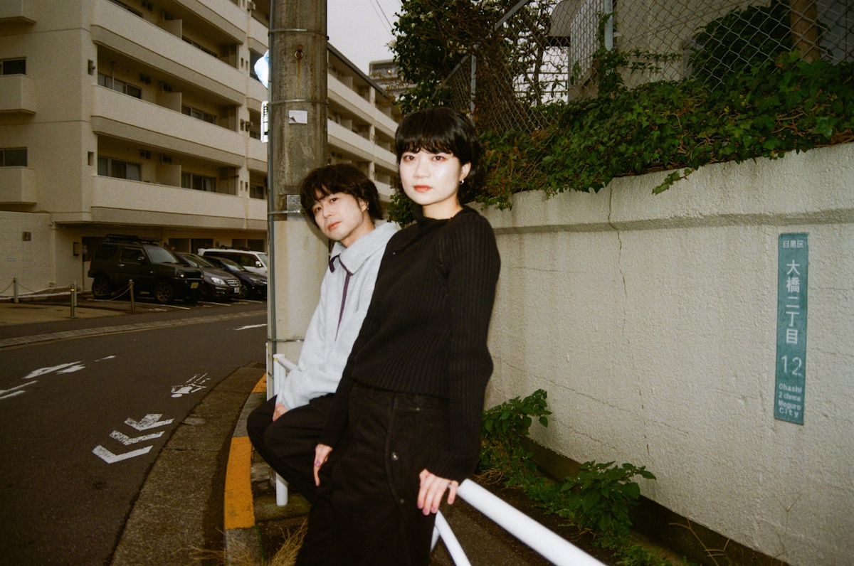 左から福富優樹（G）、畳野彩加（Vo, G）。