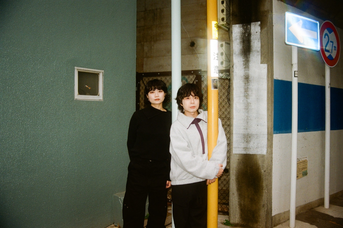 左から畳野彩加（Vo, G）、福富優樹（G）。