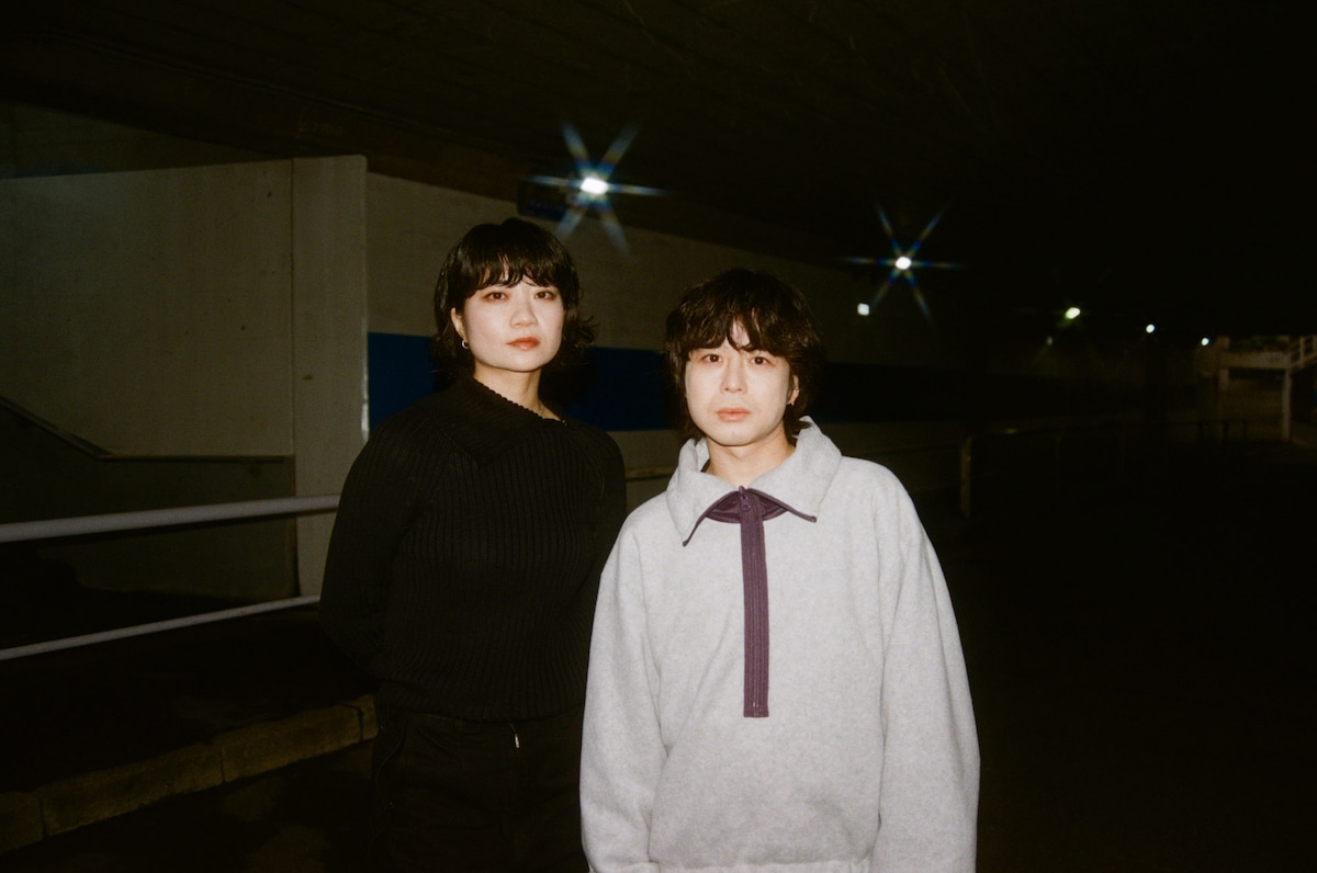 左から畳野彩加（Vo, G）、福富優樹（G）。