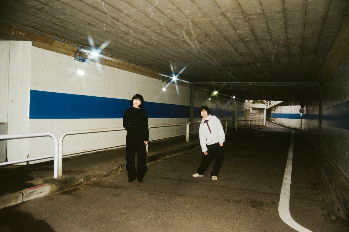 左から畳野彩加（Vo, G）、福富優樹（G）。