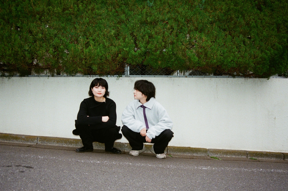 左から畳野彩加（Vo, G）、福富優樹（G）。