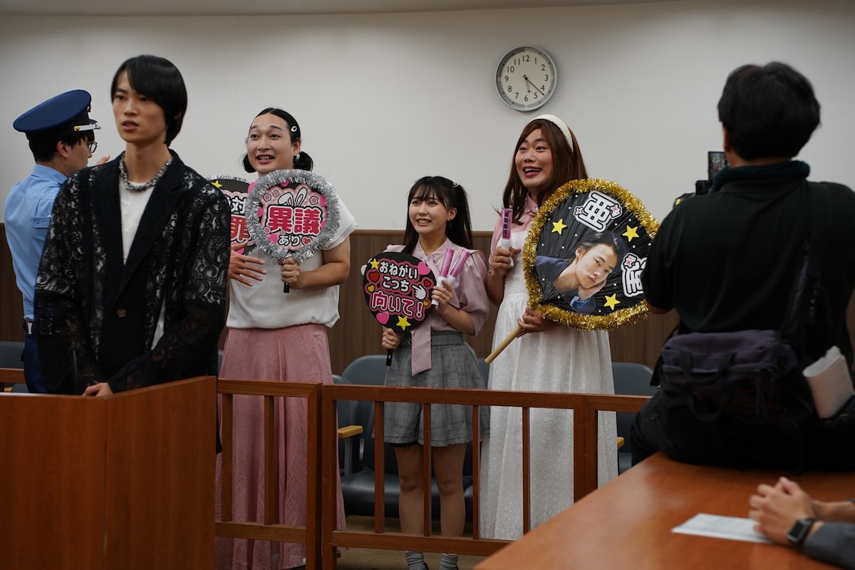 コント「大人気アイドルの裁判」より。