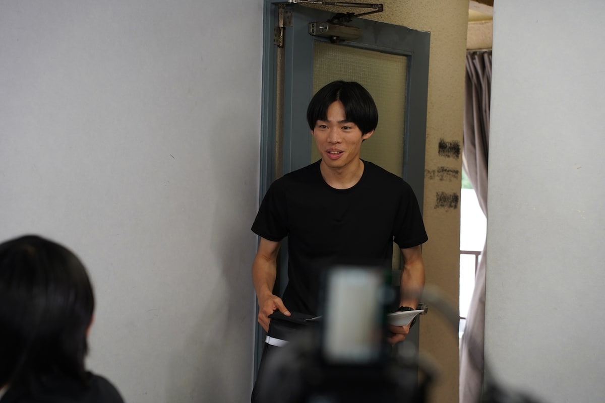 コント撮影中のかが屋・加賀。