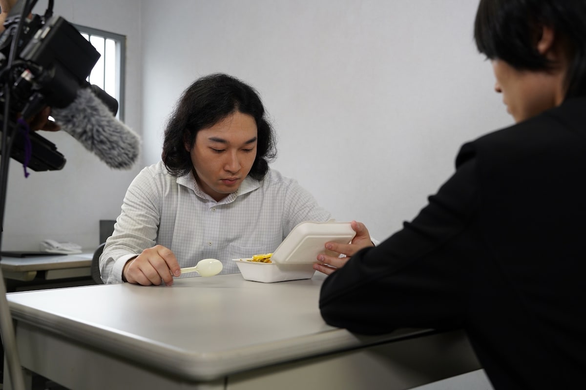 コント撮影中のかが屋・賀屋。