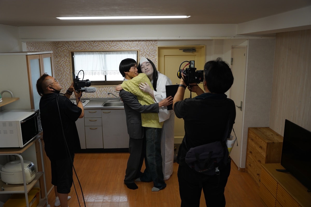 コント撮影中のかが屋。